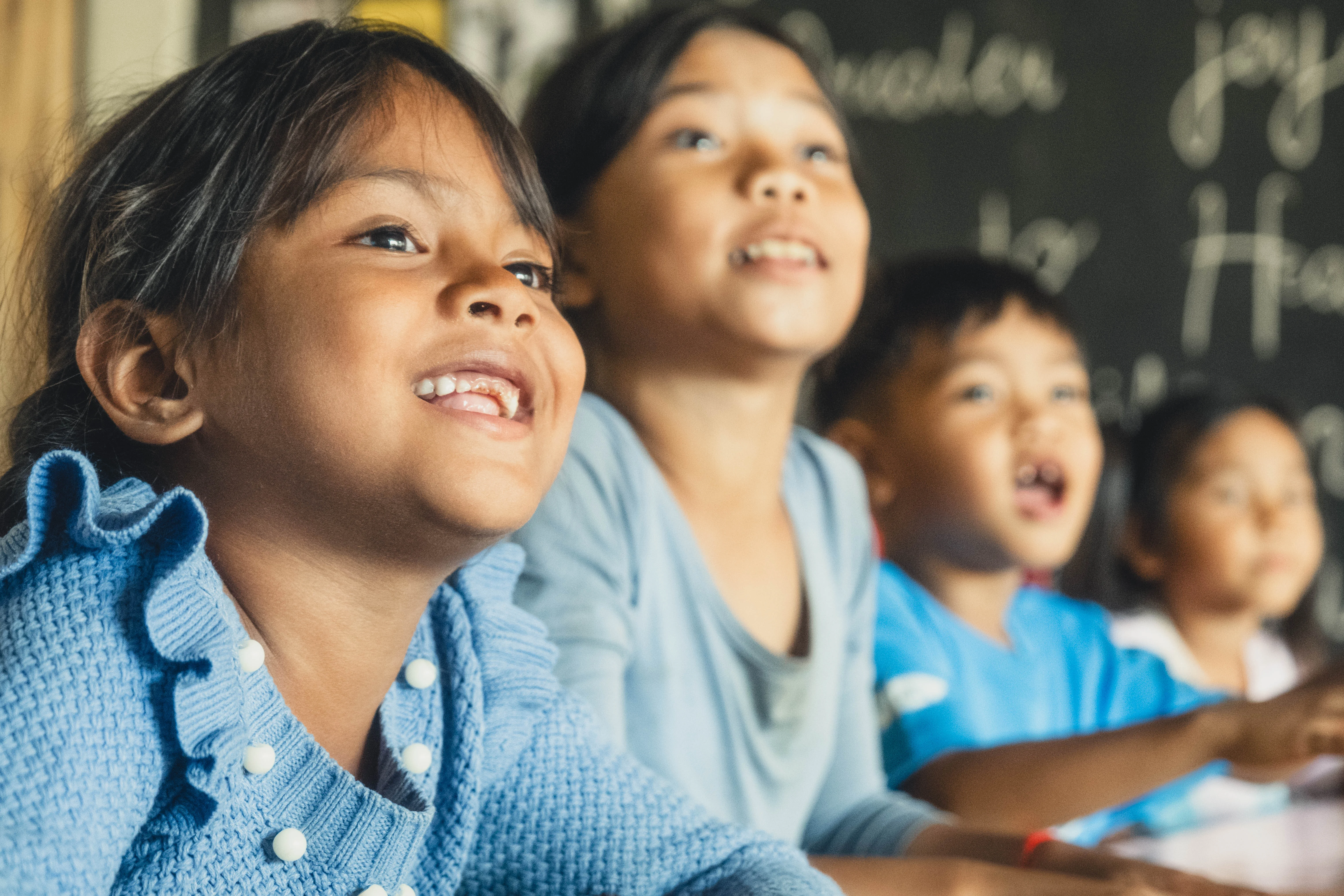 Enfants souriants en classe au Centre Roubroum